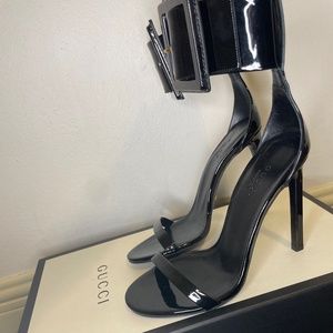 Gucci Victoire patent leather sandals size 36